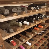 Scaffale di vini toscani